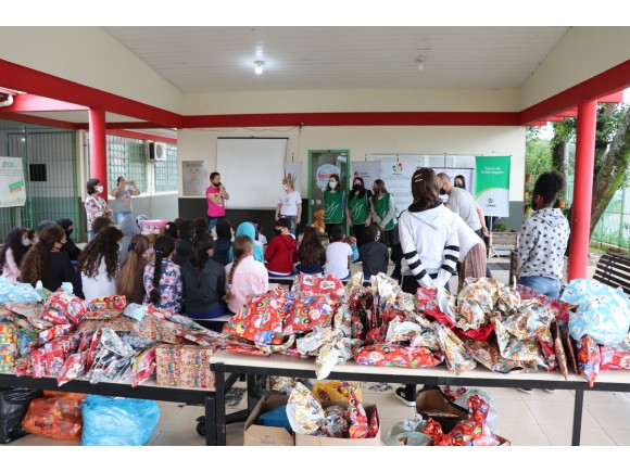 Foto da galeria: “Escola de Pais & Filhos” encerra o ano com ação social de Natal