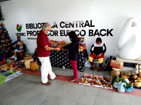 Foto da galeria: Indígenas expõem artesanatos na Feira Solidária da Unesc