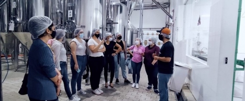 Acadêmicos de Nutrição da Unesc Araranguá conhecem fábrica de cerveja