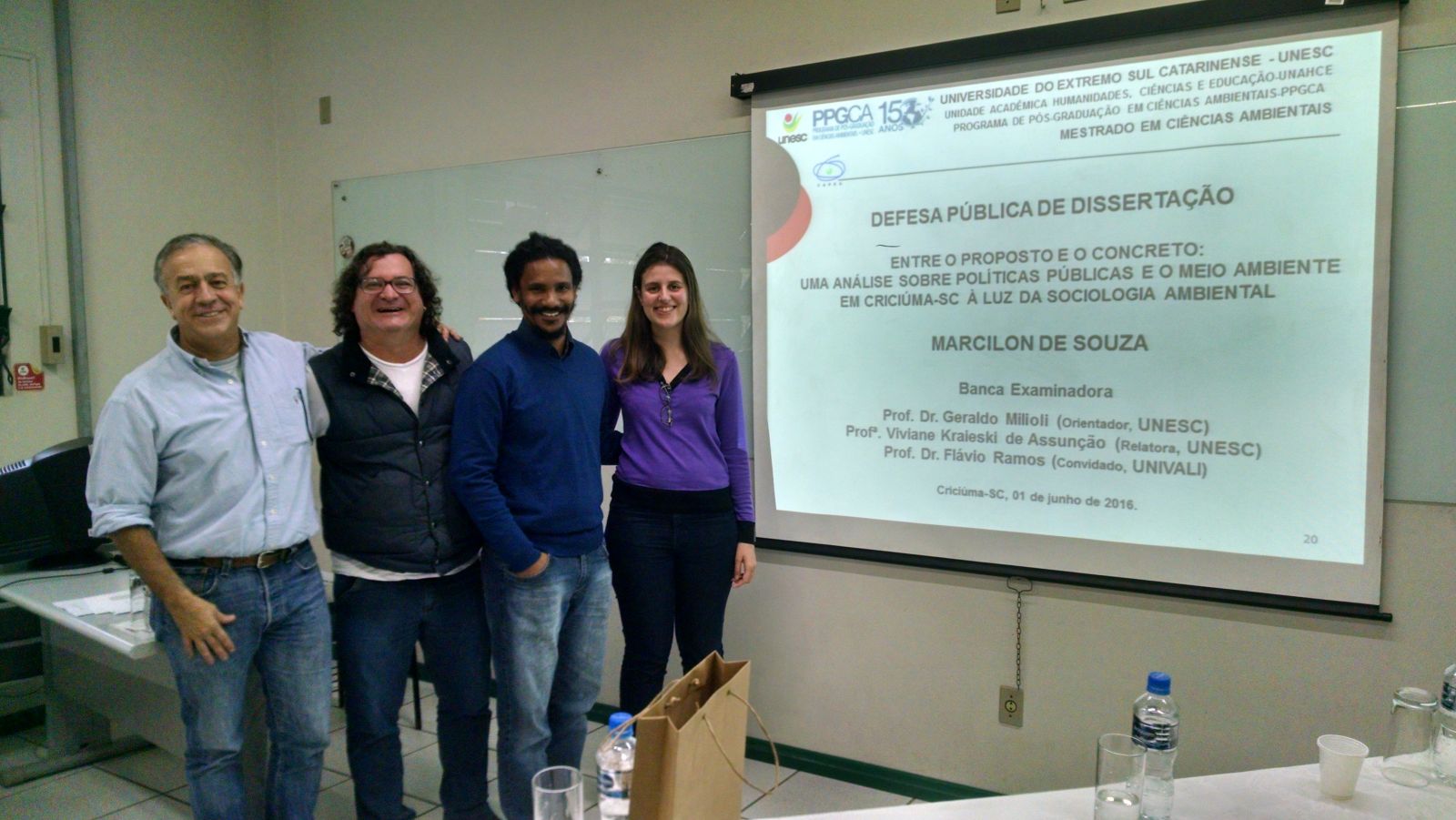 O professor de Sociologia da Unesc, alm de mestrando no Programa de Ps-graduao em Cincias Ambientais (PPGCA), Marcilon de Souza, de azul, entre os membros de sua banca de avaliao.