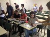 Os alunos retirando-se da sala para a banca reunir-se.