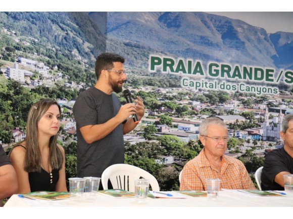 Foto da galeria: Livro publicado pela EdiUnesc levar� hist�ria do projeto Geoparque para dez mil crian�as
