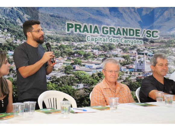 Foto da galeria: Livro publicado pela EdiUnesc levar histria do projeto Geoparque para dez mil crianas