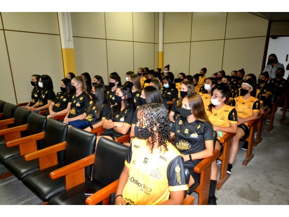 Foto da galeria: Futebol feminino do Tigre conta com a cooperao da Unesc