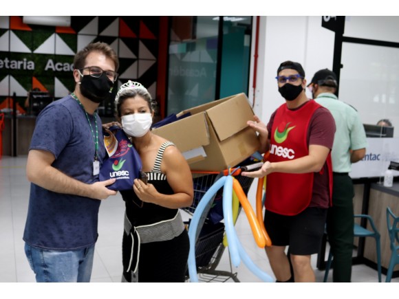 Foto da galeria: Bloquinho da Cipa distribui kit Carnaval aos colaboradores da Unesc
