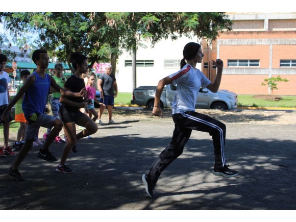 Foto da galeria: FME Cricima e Unesc oferecem aulas de atletismo para crianas
