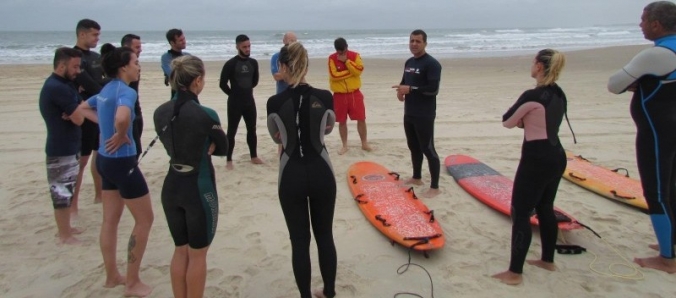 Estudantes de Educao Fsica aprendem Surf na prtica