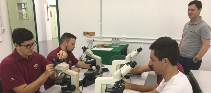 Colaboradores participam de capacita��o em manuten��o em equipamentos de microscopia �ptica