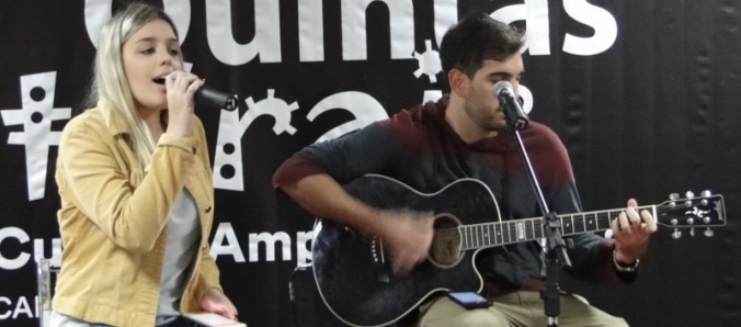 Voz e viol�o marcaram a chegada de professores e alunos durante o Quintas Culturas