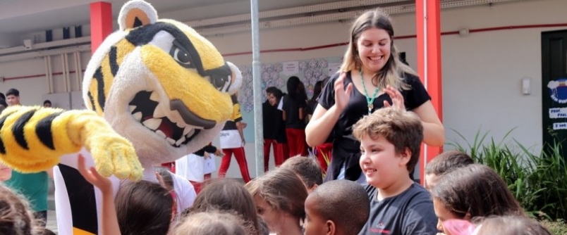 Jogadores e mascote do Crici�ma E.C. fazem a festa dos alunos do Col�gio Unesc