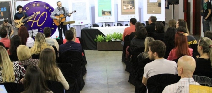 Letras comemora 40 anos e lan�a obras feitas por professores