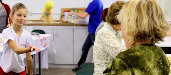 Brinquedos antigos feitos por idosos encantam crian�as em a��o na Unesc