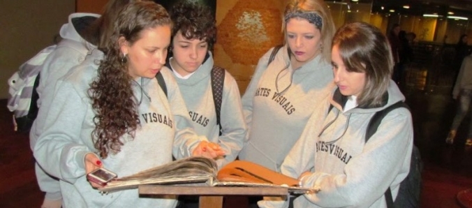 Estudantes de Artes Visuais visitam mostra de Clara Fernandes