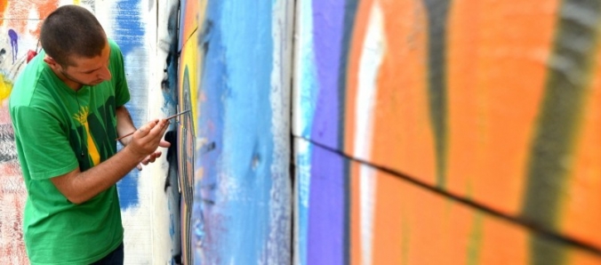 Alunos de Artes Visuais colorem espa�os da Universidade