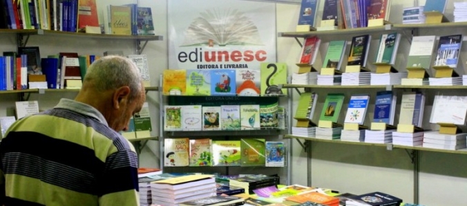Professores lan�am obras na Feira do Livro de Crici�ma