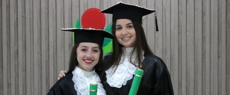 Acad�micas de Enfermagem antecipam formatura