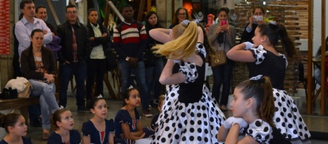 Pequenas bailarinas encantam no Quintas Culturais da Universidade