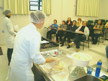 Idosos participam de oficina para aprender receitas saud�veis