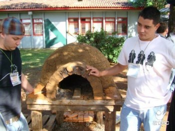 Tijolos macios, barro, gua e acar juntos viram forno de pizza na Unesc