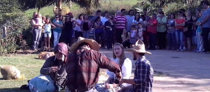 Projeto de aluno e egresso leva arte para espa�os inusitados no interior de Orleans