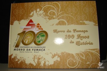 Estudantes lan�am livro Morro da Fuma�a � 100 anos de Hist�ria