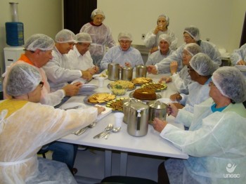 Idosos participam de oficina sobre alimenta��o saud�vel