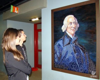 Mosaicos de pensadores enfeitam fachada do bloco de Economia