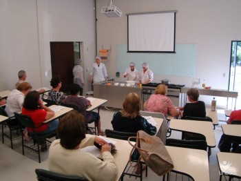 Idosos participam de oficina de prepara��o de alimentos saud�veis