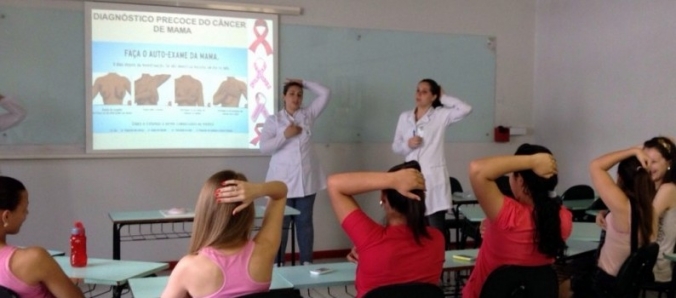 Enfermagem realiza ao do Outubro Rosa com alunos de Matemtica