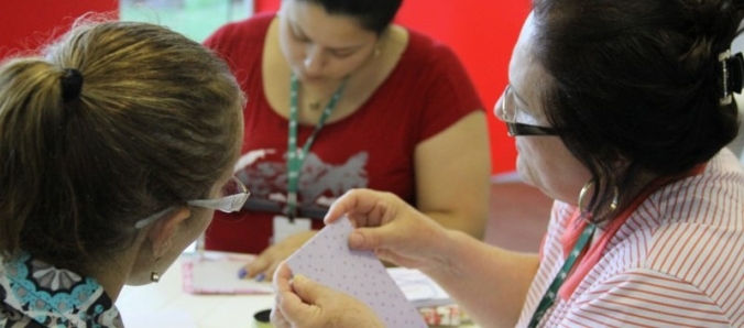 Interao e artesanato caminham juntos em oficina do nima