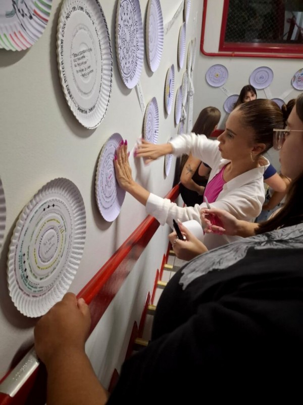 Estudantes de Pedagogia ressignificam escadaria com instalao artstica coletiva