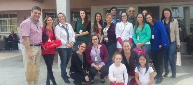 Colaboradores proporcionam uma tarde diferente a mulheres do So Vicente de Paulo