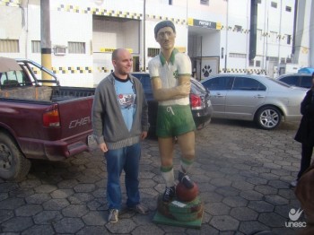 Est�tua de ex-zagueiro do Metropol � doada ao Museu do Futebol