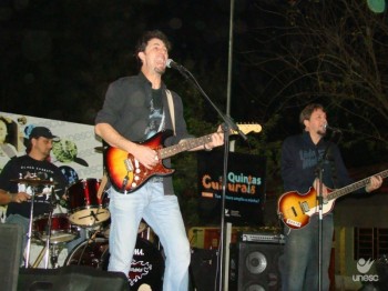 Banda Retr� leva p�blico de volta aos anos 70, 80 e 90