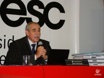 Alunos acompanham sess�o do TJSC na Unesc