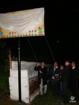 Noite fria, mas cora��o quente durante inaugura��o de ateli�