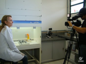 Pesquisadora grava v�deo de apresenta��o para receber honraria