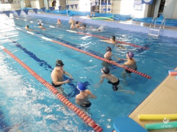 Crian�as s�o beneficiadas com projeto social Nata��o na Escola