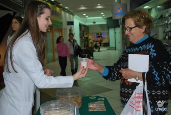 Professores e estudantes da Unesc realizam a��o no Crici�ma Shopping