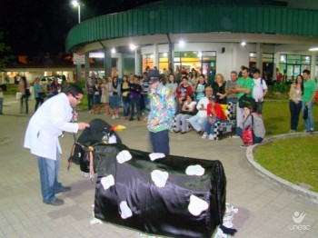 Personagens do boi-de-mam�o invadem a Pra�a do Estudante da Unesc