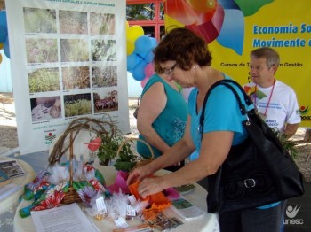 Popula��o aprende a fazer biscuit e conhece sementes crioulas