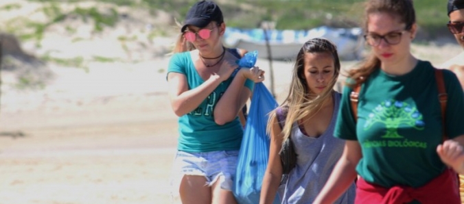 Trote Ambiental: Alunos de Ci�ncias Biol�gicas recolhem lixo em Laguna