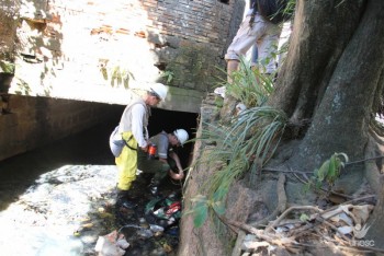 T�cnicos fazem levantamento topogr�fico no rio Crici�ma