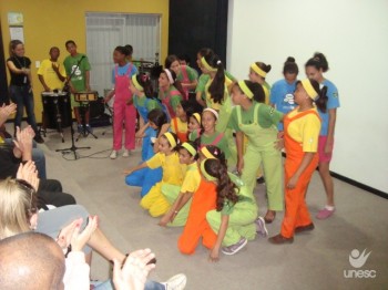 Crian�as do Bairro da Juventude recebem uniformes