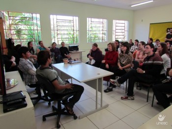 Alunos e professores da Unesc conhecem aldeia Guarani de Imaru�