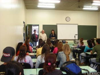 Alunos do Pr�-Vestibular Eletrosul recebem material did�tico 