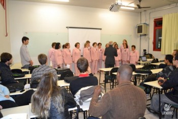 Coral da Rede Feminina de Combate ao Cncer realiza apresentao para alunos da Unesc