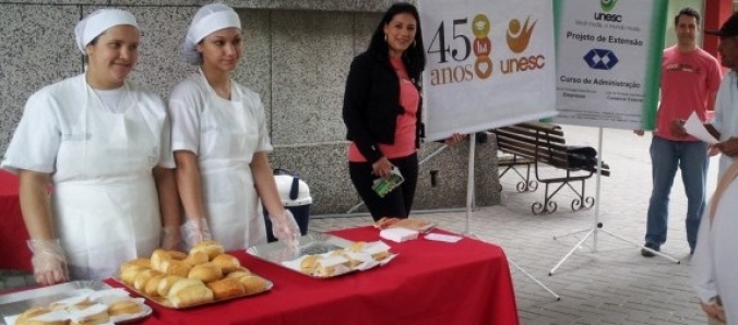 Professores e alunos de Administra��o participam de a��o do Dia Mundial do P�o