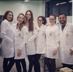 Acadmicos de Biomedicina aprendem na prtica com colegas tcnicas de Hematologia Bsica em Minicurso
