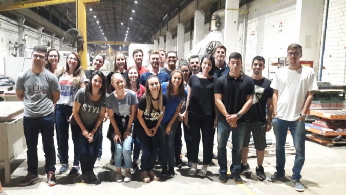 Acad�micos da s�tima fase visitam a empresa ICON